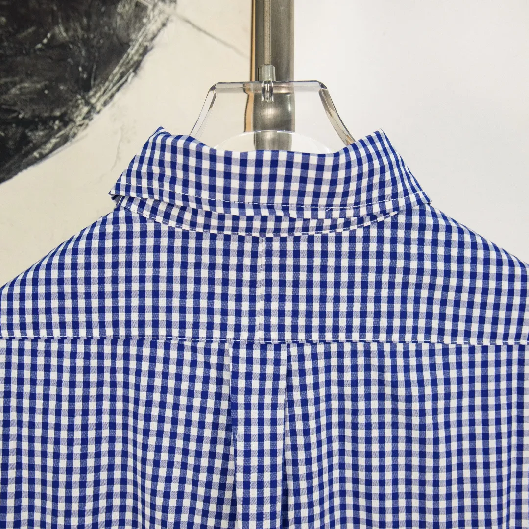 P280 zp version [exclusive supply] Ralph Lauren/Ralph Lauren 2025SS Evergreen Vintage style poplin casual color 0.5 grid long-sleeved casual shirt, 100% restoration of workmanship, embedded seam clean edge processing, upper back broken seam reorganization, better fit ✅ 100% cotton poplin cotton, smooth feel, pre-car wash treatment, yarn is tighter ✅ Custom dyed original pearlescent white buttons, size partition✅ There is a special shaped chiffon foil inside the collar door tube, which is not easy to deform and pull. ✅ RL refreshing plaid shirt is more naughty and colorful than the simpleness of the solid color shirt. It can be salty or sweet. Daily travel and travel. The production rate is very high. The style is customized. Color: Pink Blue Size: S M L XL Number: WW10965